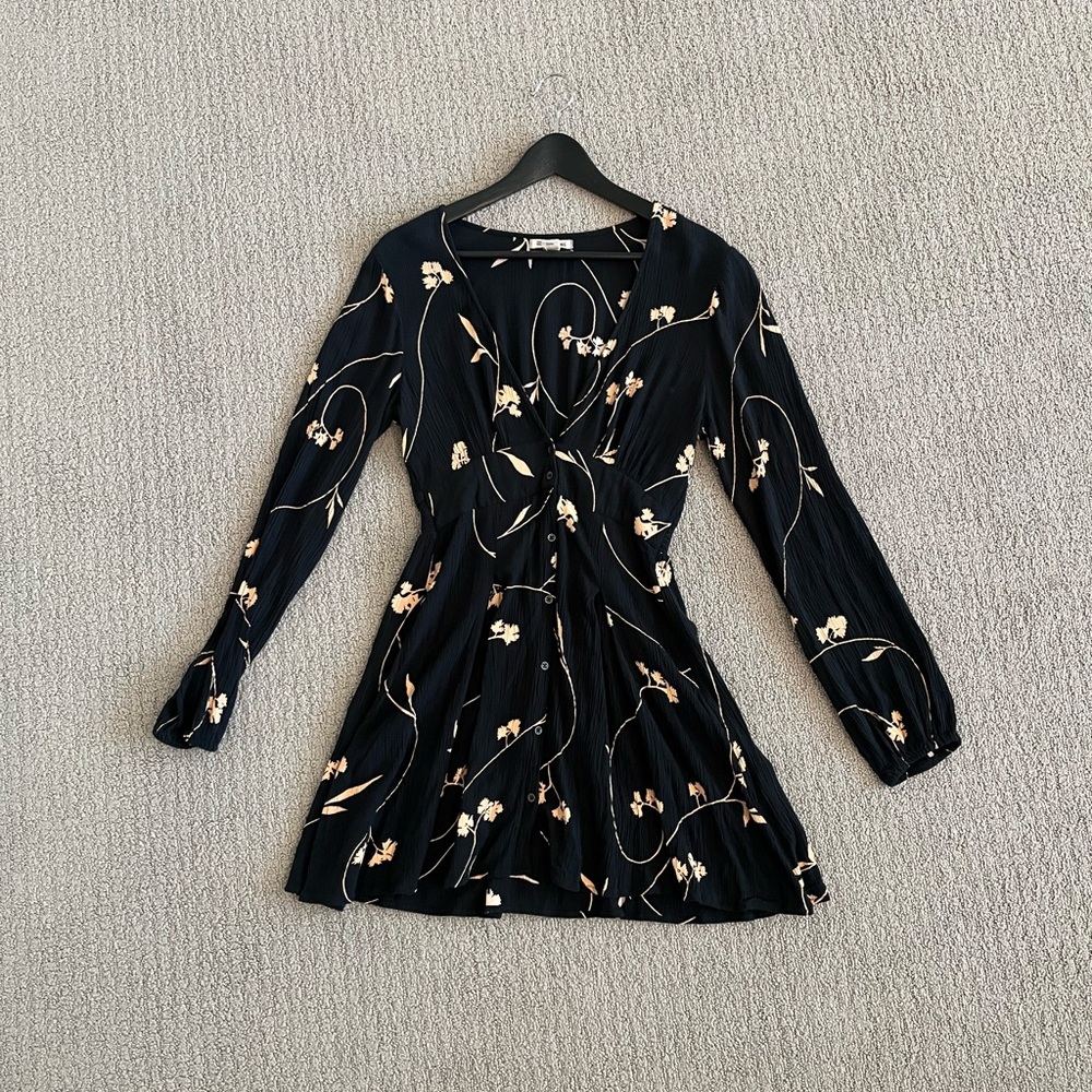 🩷 Billabong Medium Long Sleeve Floral Black Mini Dress Cute, Youthful, Preppy - Picture 2 of 10